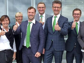 Bereichsleiter Hubert Carl, Direktor Christian Grebner und der stellvertretende Personalratsvorsitzende Jörg Scheffel gratulieren den Jubilaren der AOK-Direktion Coburg.  Foto: privat