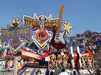 Eine Riesengitarre bildet das Zentrum des Fahrgeschäfts "Devil Rock", einer der Hingucker beim diesjährigen Volksfest.Jochen Nützel