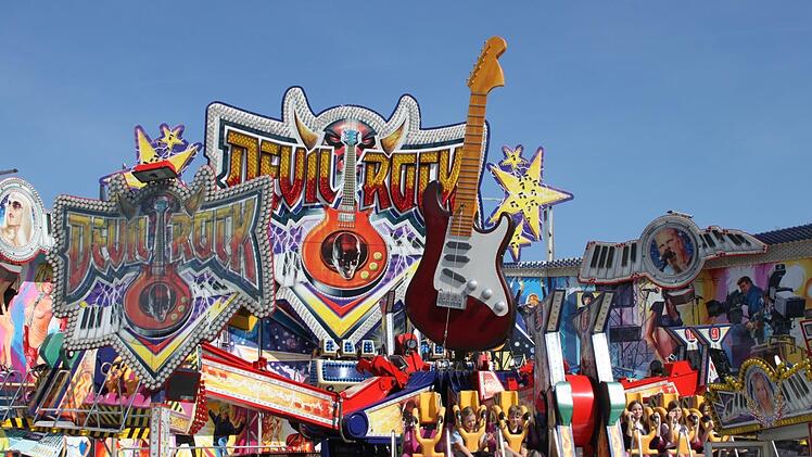 Eine Riesengitarre bildet das Zentrum des Fahrgeschäfts "Devil Rock", einer der Hingucker beim diesjährigen Volksfest.Jochen Nützel