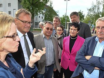 SPD-Bayern-Chefin Natascha Kohnen (links) beim Besuch der Aufnahmeeinrichtung in Bamberg mit OB Andreas Starke sowie den Landtagskandidaten Uwe Metzner (Dritter von links) und Heinz Kuntke (rechts). Kohnen kam auf Einladung der oberfränkischenLandtagsabgeordneten  Inge Aures (Zweite von rechts) nach Bamberg.   Hinten: Bambergs SPD-Fraktionschef Klaus Stieringer und Bundestagsabgeordneter Andreas Schwarz.  Foto: Ronald Rinklef