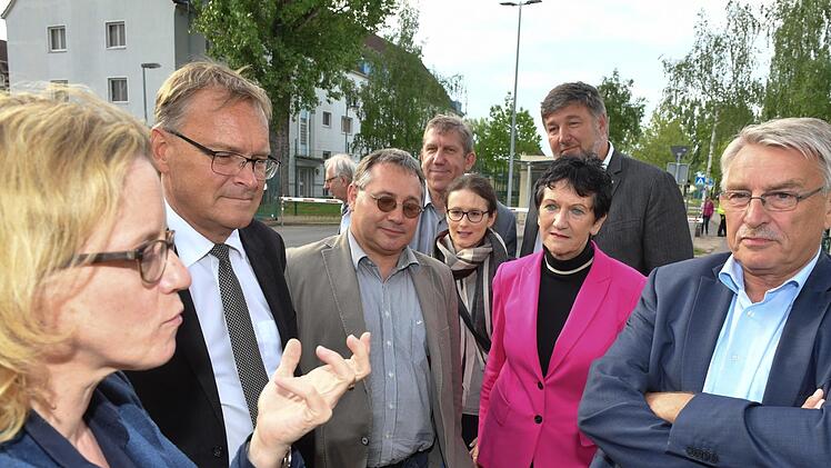 SPD-Bayern-Chefin Natascha Kohnen (links) beim Besuch der Aufnahmeeinrichtung in Bamberg mit OB Andreas Starke sowie den Landtagskandidaten Uwe Metzner (Dritter von links) und Heinz Kuntke (rechts). Kohnen kam auf Einladung der oberfränkischenLandtagsabgeordneten  Inge Aures (Zweite von rechts) nach Bamberg.   Hinten: Bambergs SPD-Fraktionschef Klaus Stieringer und Bundestagsabgeordneter Andreas Schwarz.  Foto: Ronald Rinklef