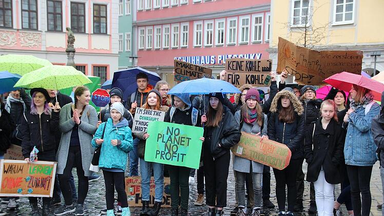 Rund 200 Schüler nahmen am Freitag an der zweiten "Fridays for Future"-Demonstration in Coburg teil.Oliver Schmidt