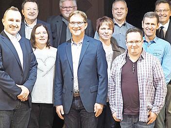 Der Musikverein Ebersdorf-Grub 1869 hat einen neuen Vorsitzenden. Von links: Vorsitzender Michael Forkel, musikalischer Leiter und Dirigent Thomas Schwesinger, Myriam Groß, Zweiter Bürgermeister von Ebersdorf, Joachim Hassel; der bisherige Vorsitzende Lothar Anschütz, Melanie und Steffen Schlüter, Schriftführer Mike Wegmershaus, 2. Vorsitzender Thomas Basedow und Grubs Bürgermeister Jürgen Wittmann.  Foto: Winter