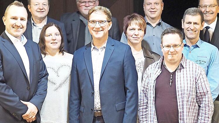 Der Musikverein Ebersdorf-Grub 1869 hat einen neuen Vorsitzenden. Von links: Vorsitzender Michael Forkel, musikalischer Leiter und Dirigent Thomas Schwesinger, Myriam Groß, Zweiter Bürgermeister von Ebersdorf, Joachim Hassel; der bisherige Vorsitzende Lothar Anschütz, Melanie und Steffen Schlüter, Schriftführer Mike Wegmershaus, 2. Vorsitzender Thomas Basedow und Grubs Bürgermeister Jürgen Wittmann.  Foto: Winter