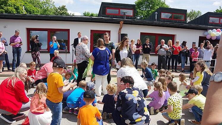 Die Kinder begeisterten mit Liedern und Tänzen.Heike Schülein