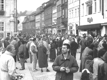 Am Maxplatz begegneten sich in den Wochen nach der Grenzöffnung zahllose Bamberger und DDR-Bürger. Fotos: Sabine Christofzik, FT-Archiv, Rudolf Mader