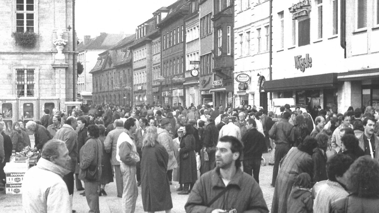 Am Maxplatz begegneten sich in den Wochen nach der Grenzöffnung zahllose Bamberger und DDR-Bürger. Fotos: Sabine Christofzik, FT-Archiv, Rudolf Mader