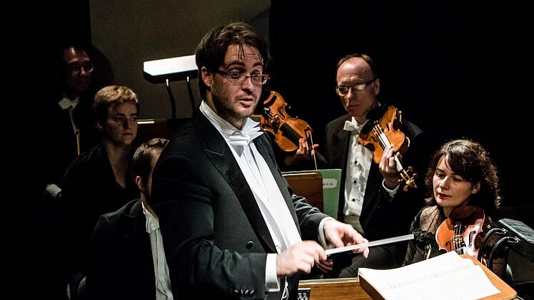 Umsichtiger Dirigent: Daniel Carter, Kapellmeister an der Deutschen Oper Berlin, leitete das Sinfoniekonzert am Sonntag im Landestheater Coburg. Carter (30) ist einer von drei GMD-Kandidaten für die Nachfolge von Roland Kluttig am Landestheater.Foto: Jochen Berger