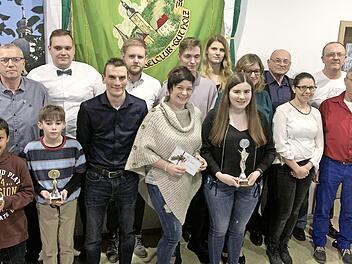 Bei der Auszeichnung der Stadtmeister des Sportkegelklubs Gut Holz Zeil (vorne von links): Ryan Schmitt, Philip Ferreira, Oliver Faber, Elke Hager, Antonia Biener, Petra R&uuml;ger, Harry Rittel, der fr&uuml;here Vorsitzende Leo Weinkauf; hinten von links: Vorsitzender Marcus Fr&ouml;hlich, Michael Rittel, Fabian Dei&szlig;ler, Patrick L&ouml;hr, Sebastian Salberg, Miriam Salberg, Sabine Schmidt, Fritz Guttenberger, Georg Schropp  Foto: G&uuml;nther &Ouml;sterling