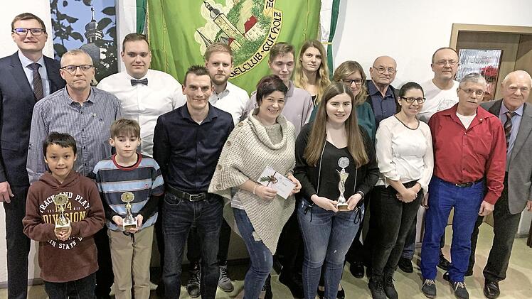 Bei der Auszeichnung der Stadtmeister des Sportkegelklubs Gut Holz Zeil (vorne von links): Ryan Schmitt, Philip Ferreira, Oliver Faber, Elke Hager, Antonia Biener, Petra R&uuml;ger, Harry Rittel, der fr&uuml;here Vorsitzende Leo Weinkauf; hinten von links: Vorsitzender Marcus Fr&ouml;hlich, Michael Rittel, Fabian Dei&szlig;ler, Patrick L&ouml;hr, Sebastian Salberg, Miriam Salberg, Sabine Schmidt, Fritz Guttenberger, Georg Schropp  Foto: G&uuml;nther &Ouml;sterling