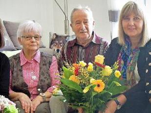 Als Diamanthochzeitspaar ließ sich das Ehepaar Gertrud und Herbert Wagner von ihren Töchtern Daniela Schwierz (links) und Manuela Bauer (rechts) feiern. Coburgs Zweite Bürgermeisterin Birgit Weber (Zweite von rechts) gratulierte im Namen der Stadt.  Foto: Edwin Meißinger