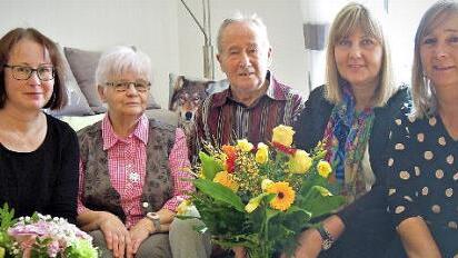 Als Diamanthochzeitspaar ließ sich das Ehepaar Gertrud und Herbert Wagner von ihren Töchtern Daniela Schwierz (links) und Manuela Bauer (rechts) feiern. Coburgs Zweite Bürgermeisterin Birgit Weber (Zweite von rechts) gratulierte im Namen der Stadt.  Foto: Edwin Meißinger