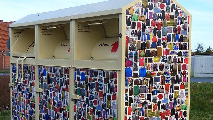 Bamberg: M&auml;nner bedienen sich an Altkleidern