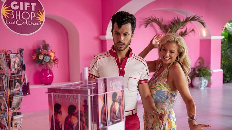 Chef-Poolboy Hector Valero (Rafael Cebrián) und Resort-Besitzerin Diane Davies (Jessica Collins) sind nicht ganz einer Meinung.