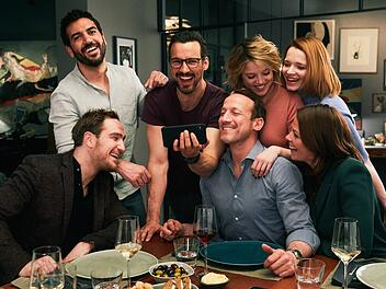 Das Lachen wird ihnen bald vergehen, von links: Simon (Frederick Lau), Leo (Elyas M'Barek), Pepe (Florian David Fitz), Rocco (Wotan Wilke M&ouml;hring), Bianca (Jella Haase), Carlotta (Karoline Herfurth) und Eva (Jessica Schwarz) treffen sich auf ein Abendessen und lassen sich auf ein verh&auml;ngnisvolles Spiel ein.