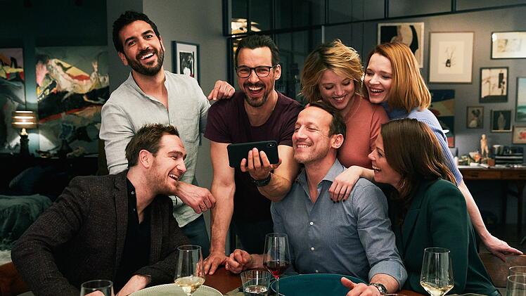 Das Lachen wird ihnen bald vergehen, von links: Simon (Frederick Lau), Leo (Elyas M'Barek), Pepe (Florian David Fitz), Rocco (Wotan Wilke M&ouml;hring), Bianca (Jella Haase), Carlotta (Karoline Herfurth) und Eva (Jessica Schwarz) treffen sich auf ein Abendessen und lassen sich auf ein verh&auml;ngnisvolles Spiel ein.