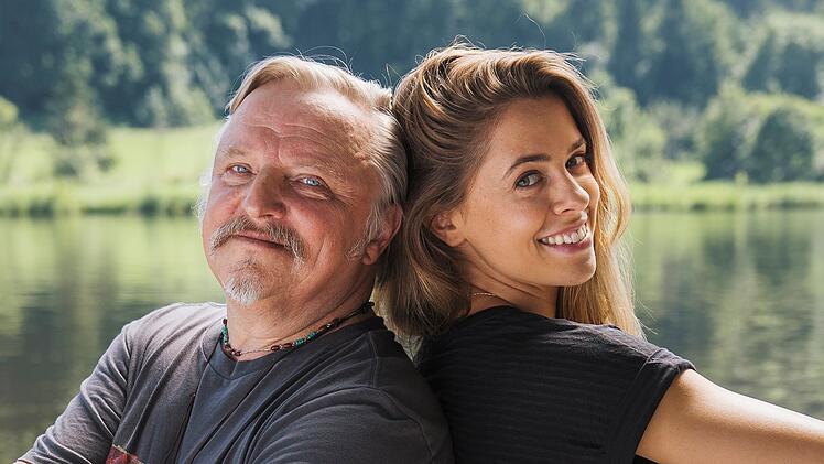 Axel Prahl und Schlagerstar Vanessa Mai - in ihrer ersten Filmrolle - spielen im ARD-Drama "Nur mit dir zusammen" aus dem Jahr 2020 Vater und Tochter - beide t&auml;tig im Musikbusiness.