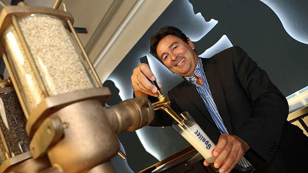 B&uuml;rgermeister Udo Weingart(CSU) zapft in der Bierothek der Spalter Brauerei gerne pers&ouml;nlich...