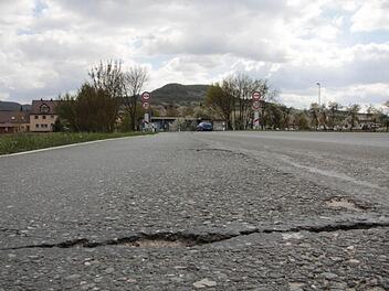 So sieht die Straße von der B470 nach Kirchehrenbach derzeit aus. Foto: Josef Hofbauer