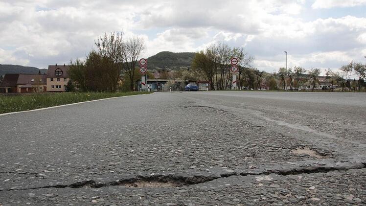 So sieht die Straße von der B470 nach Kirchehrenbach derzeit aus. Foto: Josef Hofbauer