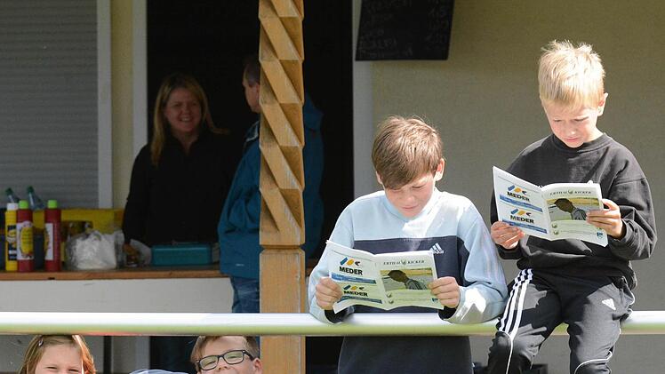 Ferien-Job: Auch diese jungen Zuschauer haben sich beim Spiel des FC Untererthal mit Lesestoff versorgt. Foto: ssp