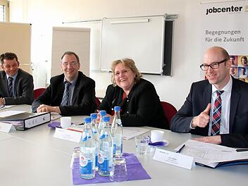 Seit Gründung des Jobcenters Coburg Anfang 2005 konnte die Zahl der Arbeitslosen mehr als halbiert werden. Diese positive Bilanz zogen am Dienstag bei einem Pressegespräch im Jobcenter Geschäftsführer Frank Bittel, Brigitte Glos (Leiterin der Agentur für Arbeit), Dritter Bürgermeister Thomas Nowak und René Sauer (stellvertretender Geschäftsführer, von rechts). Foto: Bettina KnauthFoto: Bettina Knauth