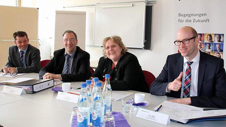 Seit Gründung des Jobcenters Coburg Anfang 2005 konnte die Zahl der Arbeitslosen mehr als halbiert werden. Diese positive Bilanz zogen am Dienstag bei einem Pressegespräch im Jobcenter Geschäftsführer Frank Bittel, Brigitte Glos (Leiterin der Agentur für Arbeit), Dritter Bürgermeister Thomas Nowak und René Sauer (stellvertretender Geschäftsführer, von rechts). Foto: Bettina KnauthFoto: Bettina Knauth