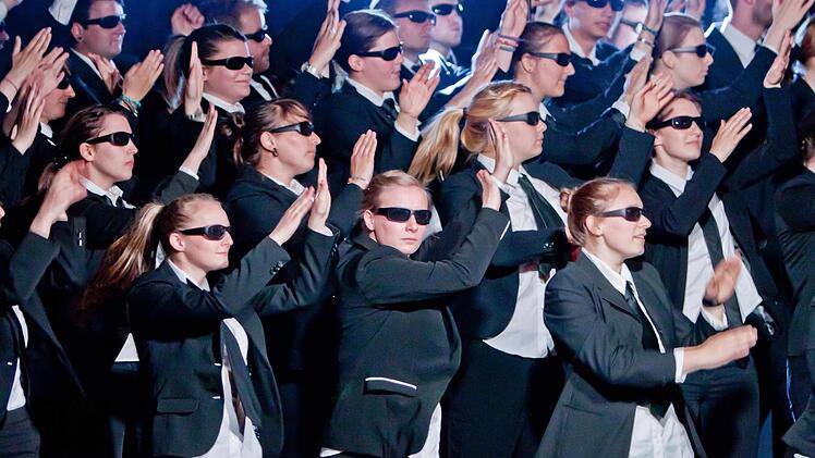 Tolle Choreografie: "Men in Black" bildete den AuftaktFoto: Jochen Berger