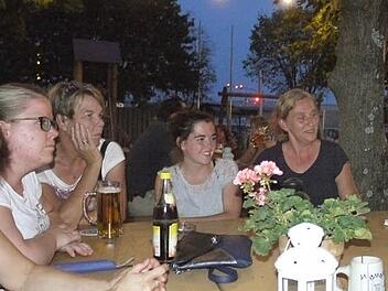 Die Helferinnen um Carmen Wurm (r.) tauschen sich über ihre Arbeit aus.  Foto: Pauline Lindner