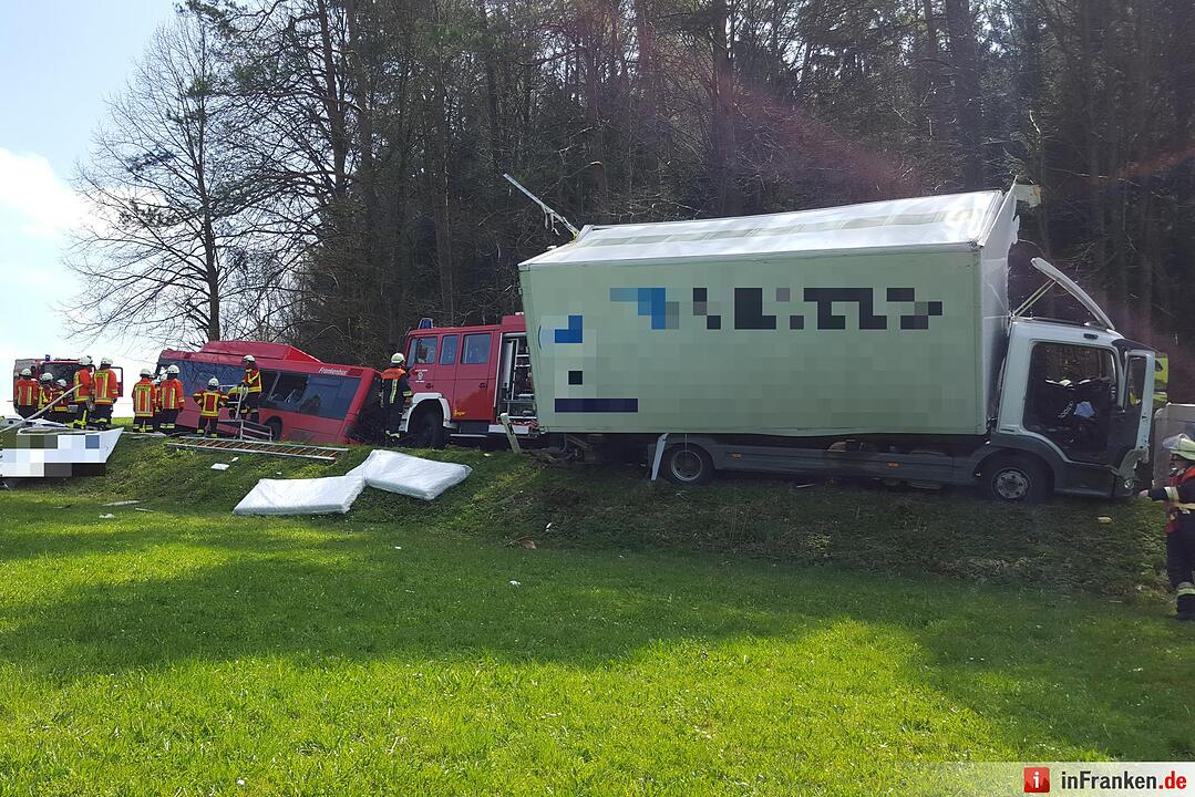 Schulbus und Lkw kollidieren frontal - Mehrere Verletzte