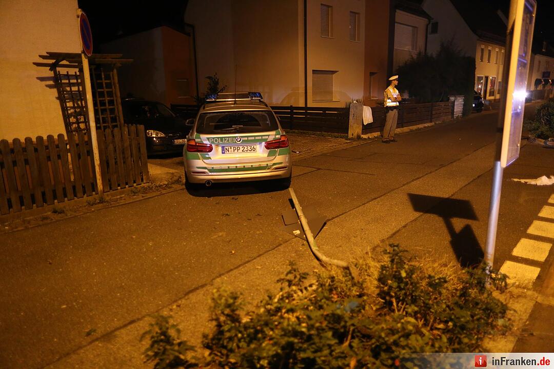 Radfahrer bei Kollision mit Streifenwagen schwer verletzt