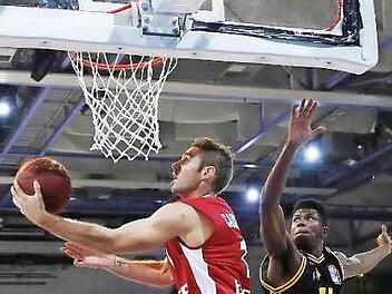 Geschickt nimmt Fabien Causeur den Ring als Schutz und legt den Ball gegen den Ludwigsburger Wes Washpun in den Korb. Fotos: Daniel Löb