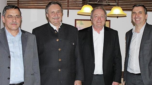 Nach mehr als einem halben Jahrhundert Betriebszugehörigkeit wurde Edmund Müller von Gerresheimer feierlich verabschiedet (v. l.): Bruno Bürkel, Bernd Hörauf, Edmund Müller und Uwe Röhrhoff  Foto: Uwe Zipfel