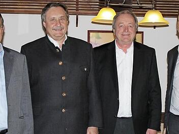 Nach mehr als einem halben Jahrhundert Betriebszugehörigkeit wurde Edmund Müller von Gerresheimer feierlich verabschiedet (v. l.): Bruno Bürkel, Bernd Hörauf, Edmund Müller und Uwe Röhrhoff  Foto: Uwe Zipfel