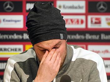 Unter Tr&auml;nen gibt der ehemalige Spieler des VfB Stuttgart Kevin Grosskreutz am 03.03.2017 im Vereinsheim des VfB in Stuttgart (Baden-W&uuml;rttemberg) im Rahmen einer Pressekonferenz ein Statement zu den vergangenen Vorf&auml;llen, und entschuldigt sich unter anderem bei seiner Familie und den Fans. Der Vertrag mit dem Spieler sei laut Aussage des Sportvorstands Jan Schindelmeiser einvernehmlich aufgel&ouml;st worden Foto: Lino Mirgeler/dpa