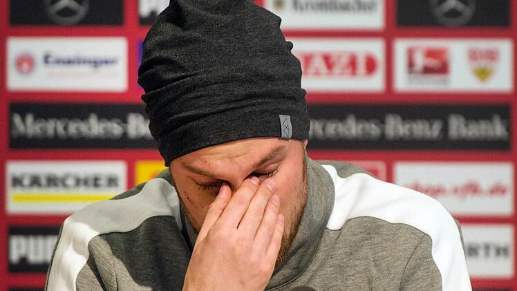 Unter Tr&auml;nen gibt der ehemalige Spieler des VfB Stuttgart Kevin Grosskreutz am 03.03.2017 im Vereinsheim des VfB in Stuttgart (Baden-W&uuml;rttemberg) im Rahmen einer Pressekonferenz ein Statement zu den vergangenen Vorf&auml;llen, und entschuldigt sich unter anderem bei seiner Familie und den Fans. Der Vertrag mit dem Spieler sei laut Aussage des Sportvorstands Jan Schindelmeiser einvernehmlich aufgel&ouml;st worden Foto: Lino Mirgeler/dpa