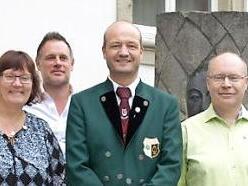 Bei der Verleihung der silbernen Ehrenzeichen durch Bürgermeister Gerhard Wunder (r.) und Landrat Klaus Löffler (2. v. r.) sind zu sehen (v. l.): Zweiter Bürgermeister Bruno Beierlorzer, Carina Ströhlein, Dritter Bürgermeister Thomas Reißig, Elisabeth Daum, Frank Hauck, Marco Kotschenreuther und Wolfgang Dietz.