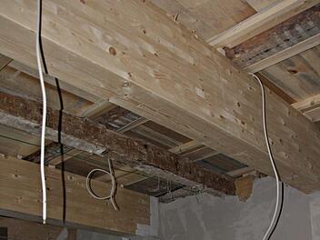 Den Blick nach oben gerichtet, auch wenn die Arbeiten in der Bürgerwerkstatt derzeit eher zögerlich vorangehen: Mitglieder des Gemeinderates bei einem Rundgang durch das Gebäude.  Fotos: Helmut Will