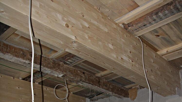 Den Blick nach oben gerichtet, auch wenn die Arbeiten in der Bürgerwerkstatt derzeit eher zögerlich vorangehen: Mitglieder des Gemeinderates bei einem Rundgang durch das Gebäude.  Fotos: Helmut Will