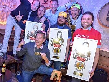 Der Mallorca-Hit "Scheiß drauf!" stammt aus der Feder der Bamberger "Endlich Kerwa Band" und hat Goldstatus erreicht: Partysänger Peter Wackel  (vorne) brachte die Goldenen Schallplatten persönlich mit nach Bamberg zur  Feier mit den ausgezeichneten Songschreibern (von rechts): Youssef Addala, Florian Link und Christian Schmieg. Foto Micho Haller