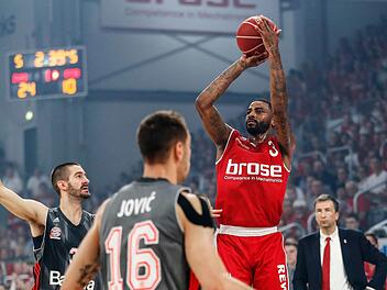 Dorell Wright traf in der ersten Halbzeit vier seiner fünf Dreierversuche. Hier lässt der Münchner Braydon Hobbs (l.) dem Bamberger Scharfschützen zu viel Platz. Fotos: Daniel Löb