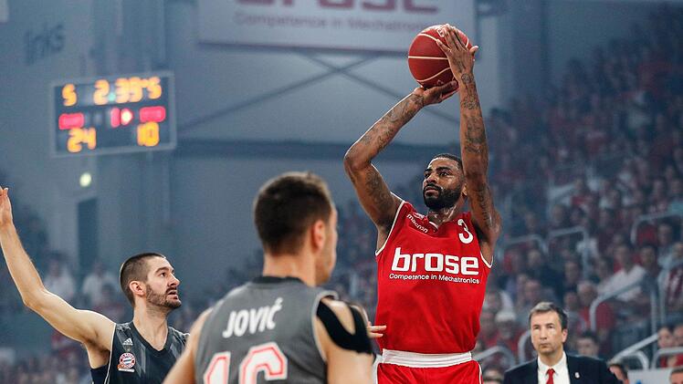 Dorell Wright traf in der ersten Halbzeit vier seiner fünf Dreierversuche. Hier lässt der Münchner Braydon Hobbs (l.) dem Bamberger Scharfschützen zu viel Platz. Fotos: Daniel Löb