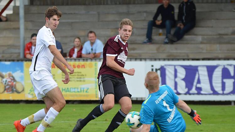 Die Chancenverwertung war zuletzt das gro&szlig;e Problem des FC Lichtenfels. Um in Feucht bestehen zu k&ouml;nnen, muss die Mannschaft um Lukasz Jankowiak (links) ihr Visier besser einstellen.  Foto: Gunther Czepera