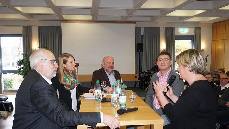 Unter anderem Domkapitular Christoph Warmuth (Bildmitte) diskutierte mit den rund 150 Teilnehmern bei der diesjährigen Jugend-Seelsorge-Tagung auf dem Volkersberg. Foto: Marion Eckert