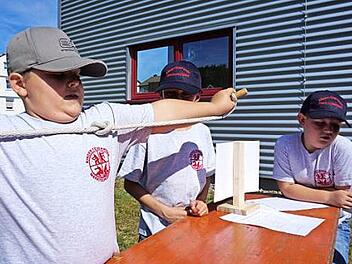 Mit Begeisterung fertigten die Jungen und M&auml;dchen in Marktschorgast Knoten an. Foto: Bruno Prei&szlig;inger