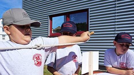 Mit Begeisterung fertigten die Jungen und M&auml;dchen in Marktschorgast Knoten an. Foto: Bruno Prei&szlig;inger