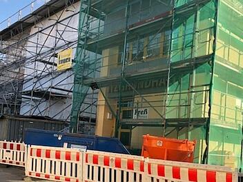 Die umfangreichen Renovierungsarbeiten an der Itzgrundhalle liegen voll im Zeitplan. Foto: Doris Weidner