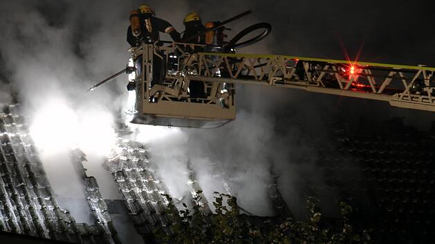Dachstuhl von Einfamilienhaus in R&ouml;dental in Brand