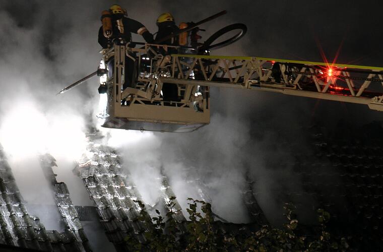 Feuer in Rödental: Großeinsatz nach Brand in Einfamilienhaus - 100 Feuerwehrleute vor Ort
