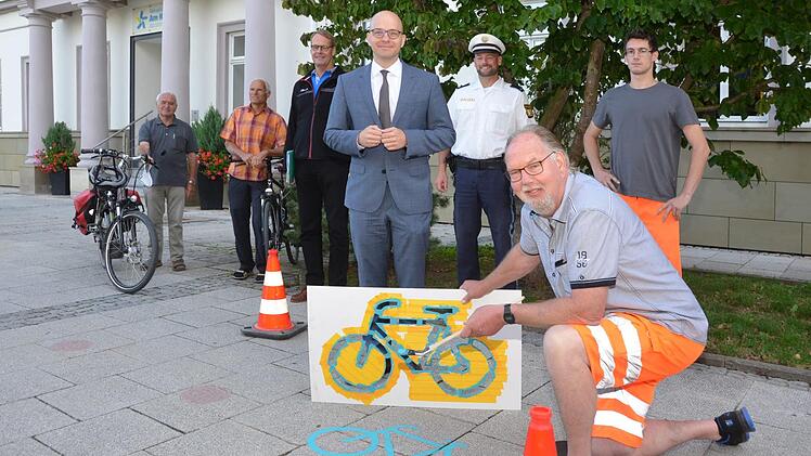 Peter Bretscher (von links), Stadtrat Richard Fix, Ordnungsamtschef Rainer Warzecha, OB Dirk Vogel, Polizeikommissar Florian Heuring, am Pinsel Rolf Schießer und David Reuß begutachten die Markierungen.
